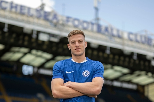 Chelsea confirma a Liam Delap como refuerzo para el ataque