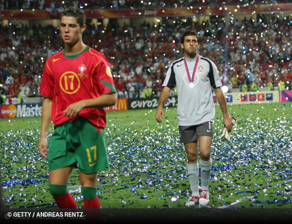 Cristiano Ronaldo desolado com a derrota na final do Euro 2004